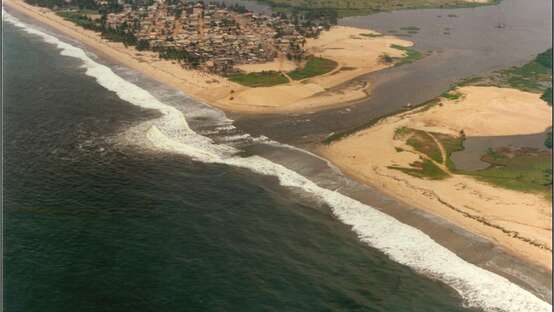 Débouché en mer de la rivière Comoé à Grand Bassam  (Côte d'Ivoire)