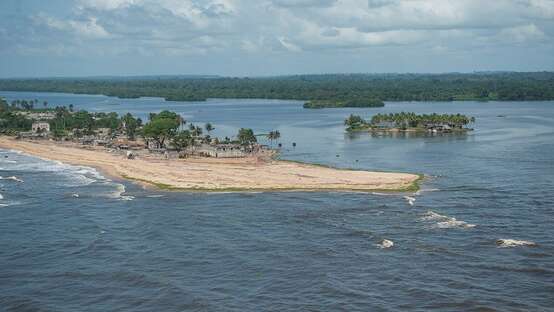 Débouché en mer de Grand Lahou (Côte d'Ivoire)