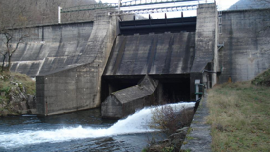 Modification de l'évacuateur de crues d'un barrage hydroélectrique (France)