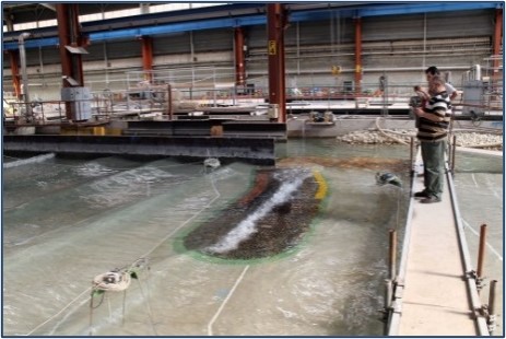 Déferlement des vagues sur l'ouvrage faiblement émergent | Artelia
