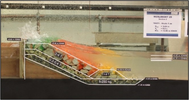 Stabilité à la houe et franchissements en canal à houle (2D) | Artelia hydraulique