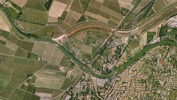 Vue aérienne du village de Coursan et du chenal