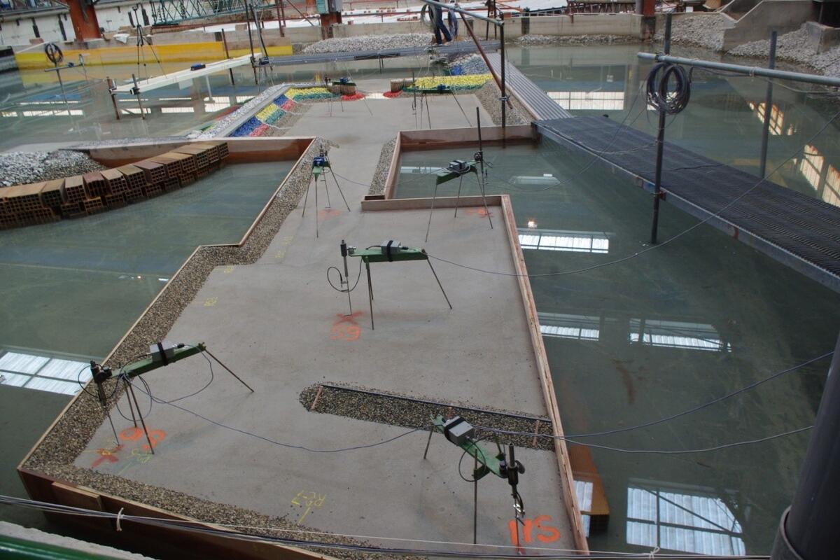 Modèle de la marina Est en bassin à houle | Artelia